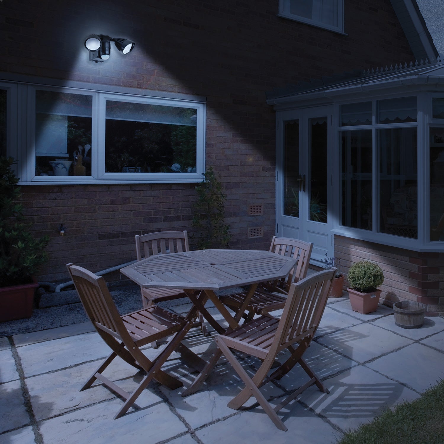 Lyyt Battery Powered Motion Sensor Twin LED Floodlight